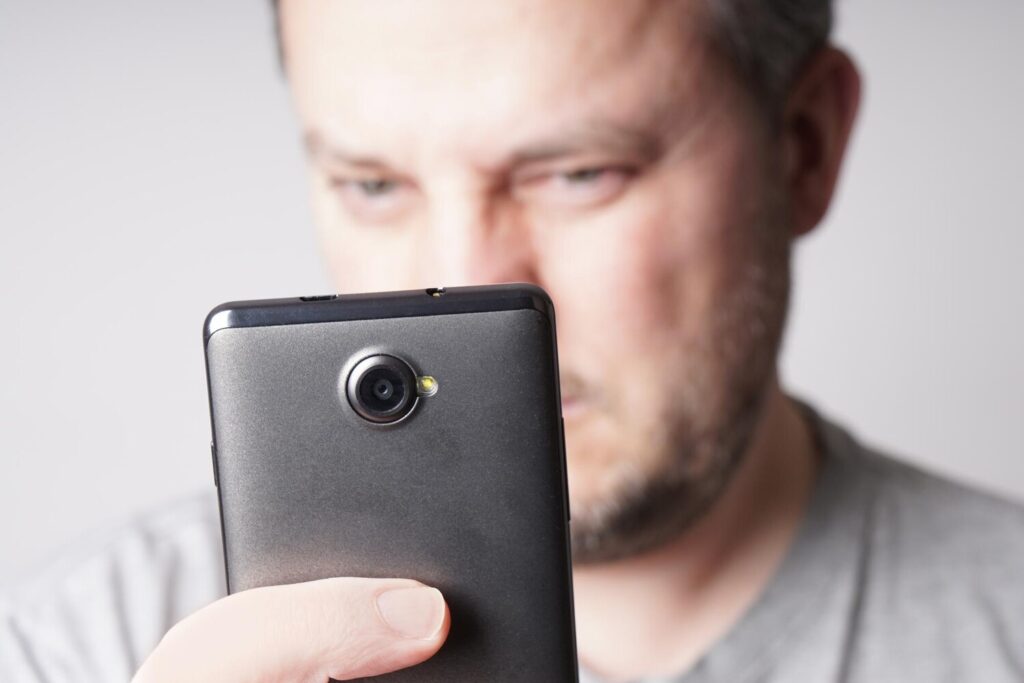 man taking selfie photo with smartphone 650503 1659