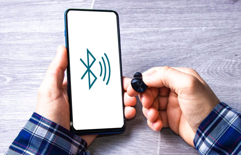 man connecting wireless headphones mobile 673750 272 man connecting wireless headphones mobile 673750 272