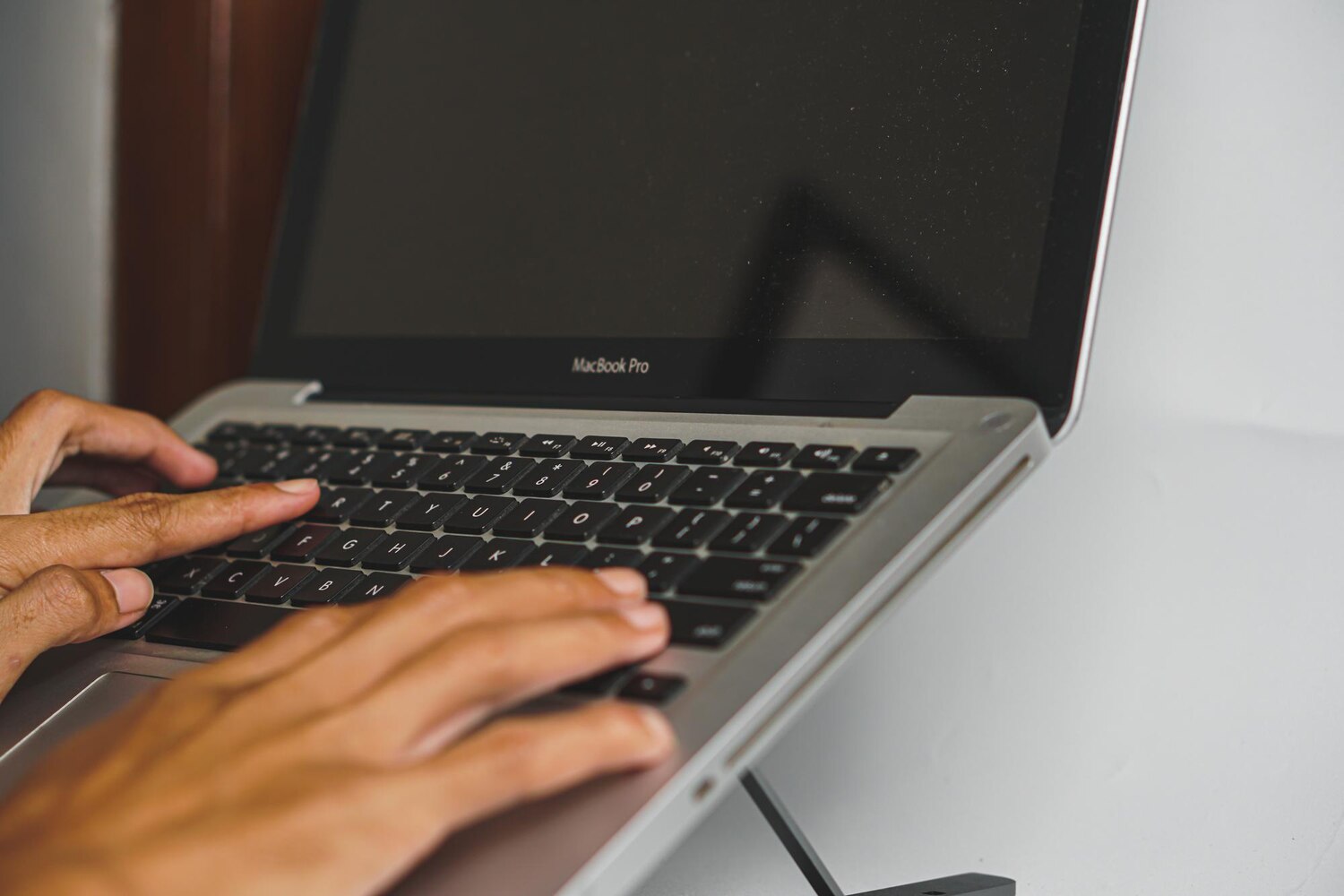 persons hand is laptop keyboard 938295 1168